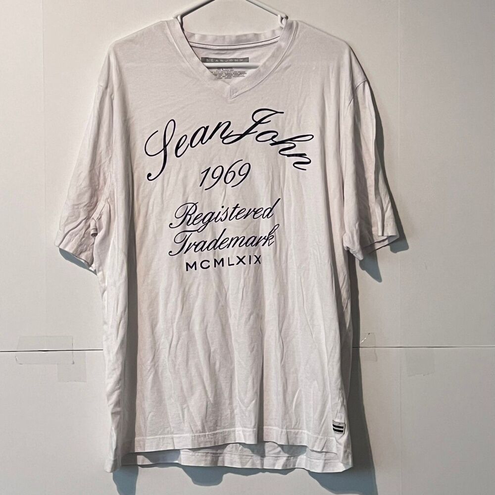 Sean John Mens T-Shirt Size 2XL White Graphic Print 1969 V-Neck Tee